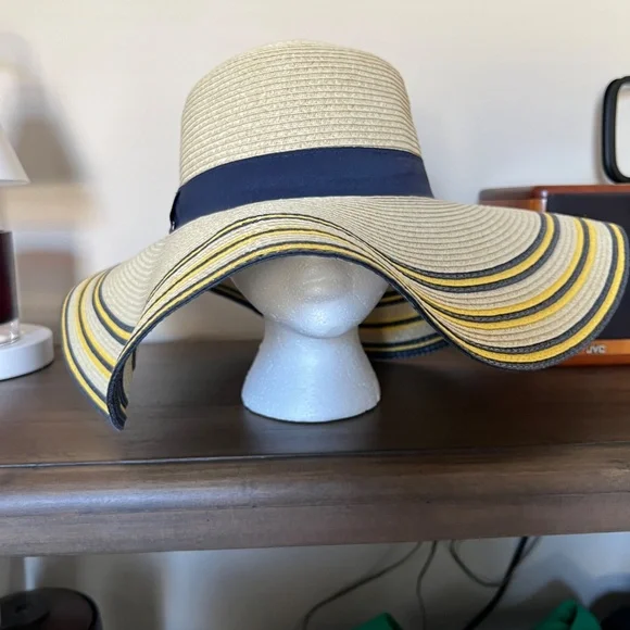 Banana Republic Floppy Straw Hat Banana Republic Floppy Straw Hat main image 4